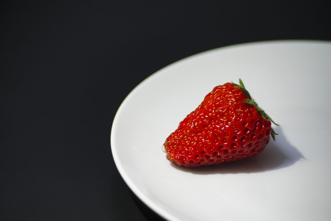 Free photo of Single Strawberry