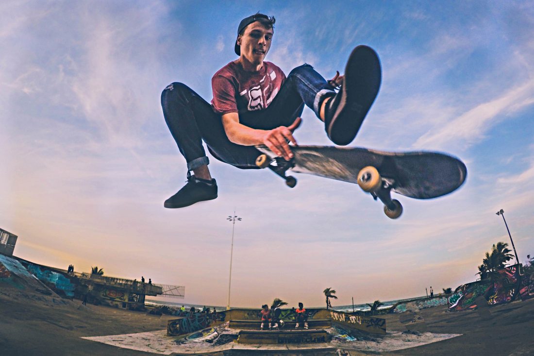 Free photo of Skateboarder in Air
