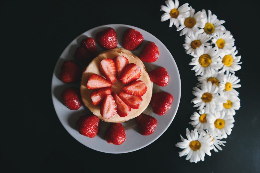 Free photo of Strawberries & Flowers