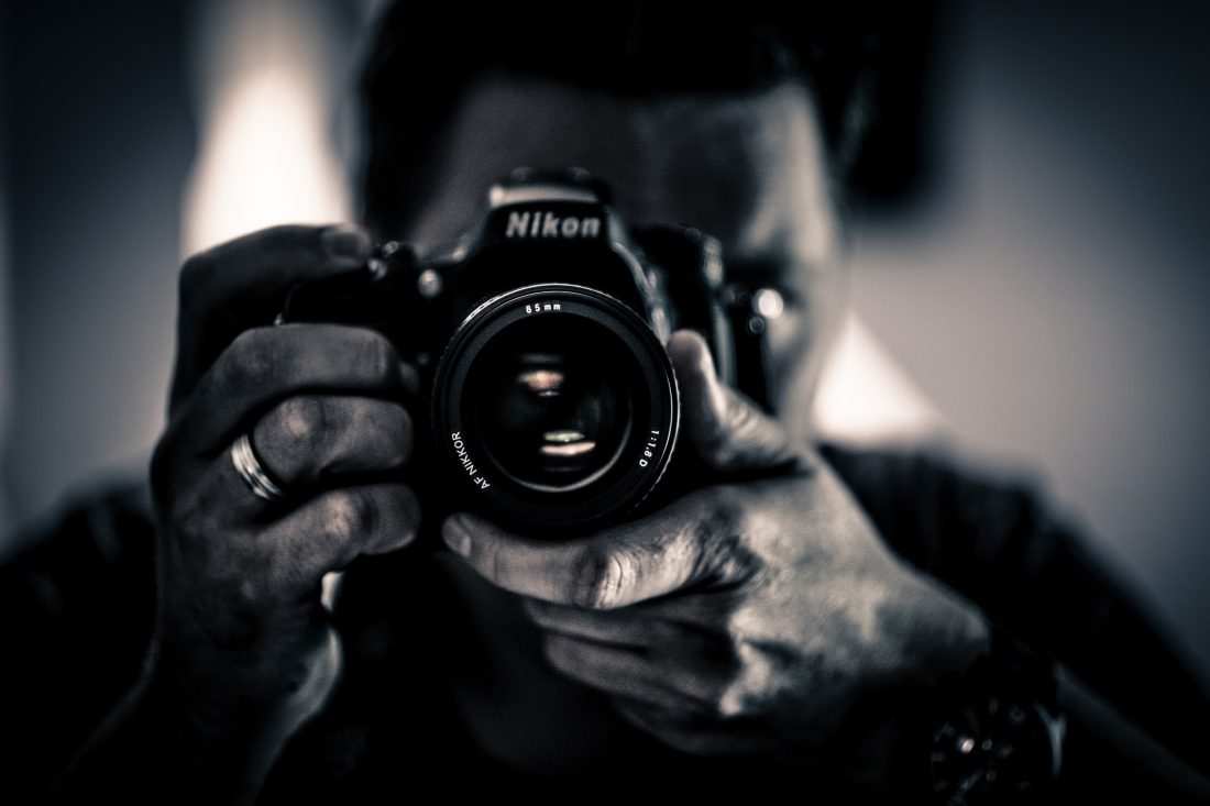 Free photo of Photographer With Camera