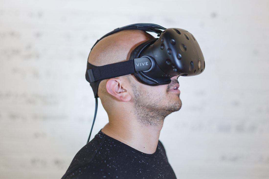 Free photo of Man using VR