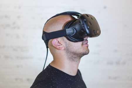 Man using VR Free Stock Photo