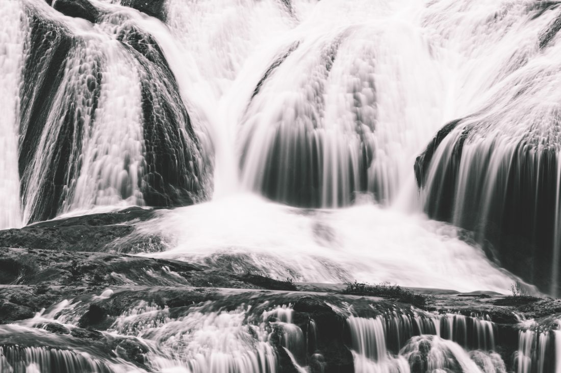 Free photo of Waterfall Flowing