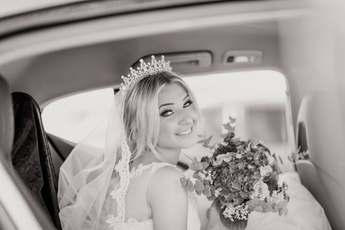 Free photo of Wedding Bride in Car