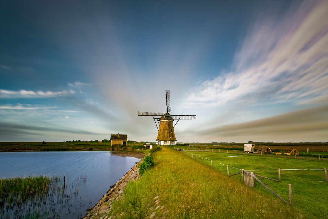 Free photo of Windmill on Lake