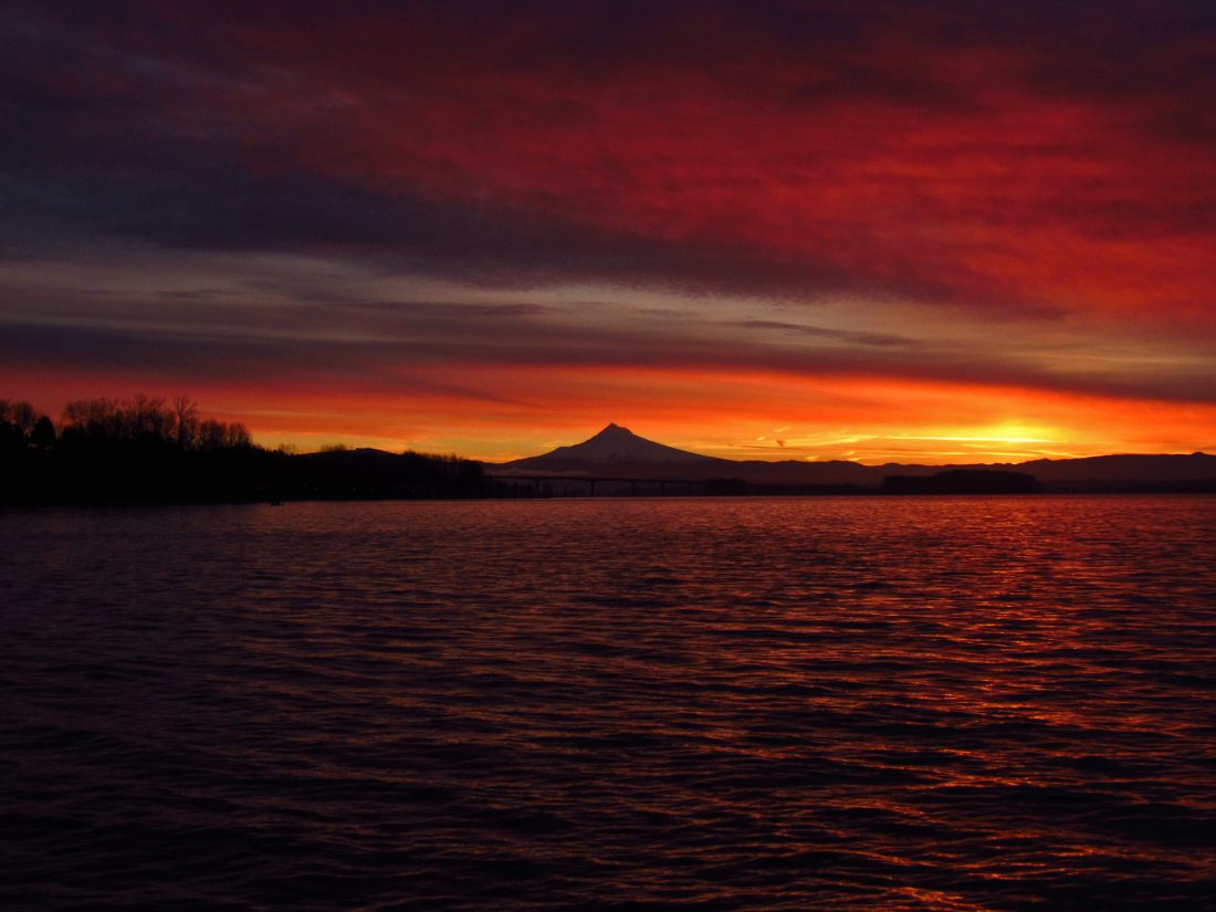 Free photo of Mountain Lake Sunset